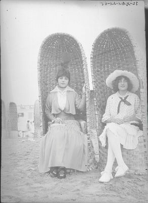 Mujeres sentadas en una playa de El Sardinero hacia 1915. 
Autor: Miguel Rojo Borbolla. Muséu del Pueblu d'Asturies. Fuente: rb.gy/t1mtin
